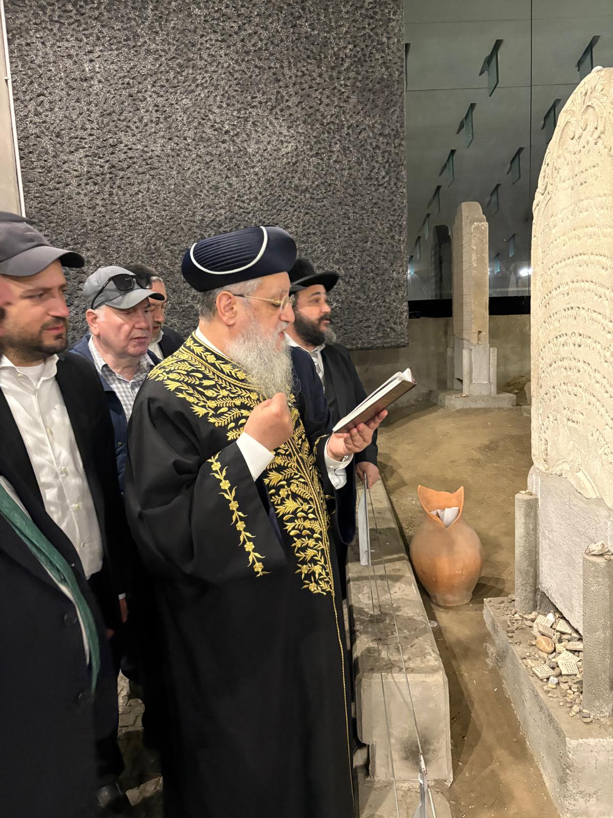 בקברו של החתם סופר